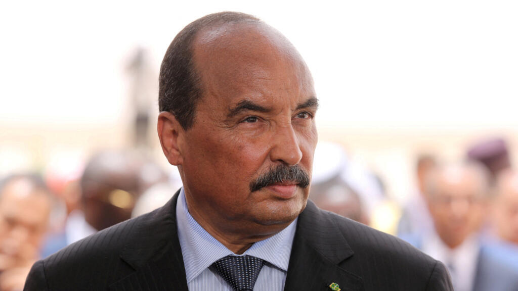 Mohamed Ould Abdel Aziz, qui était à l'époque président de la Mauritanie, attend l'arrivée du président français Emmanuel Macron à l'aéroport de Nouakchott, en Mauritanie, le 2 juillet 2018
