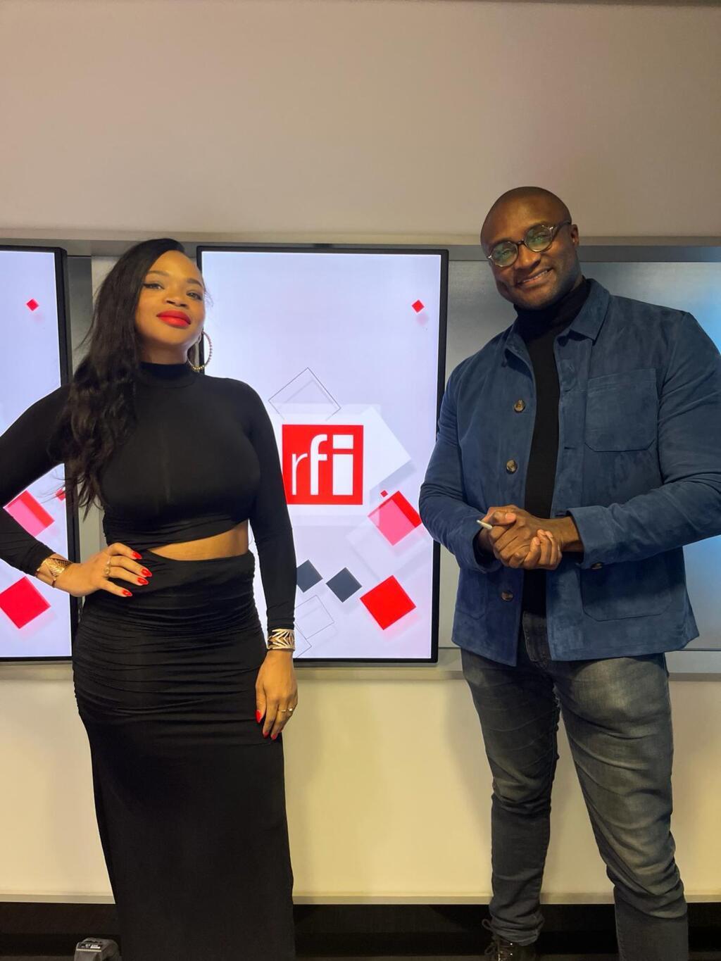 L'éditorialiste camerounaise Karine Oriot et Namouri Dosso, pour l'enregistrement du magazine "Le débat africain" (Février 2024)