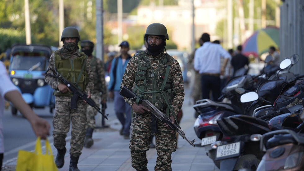 Binh sĩ Ấn Độ đi tuần tra ở Srinagar, vùng Kashmir Ấn Độ, ngày 29/04/2025.