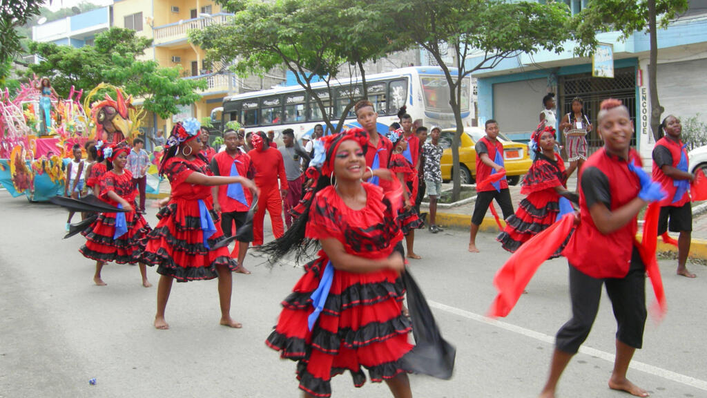 Chaque année en février, sur la côte Pacifique, à Esmeraldas, des milliers de personnes célèbrent la culture afro pendant le Carnaval.