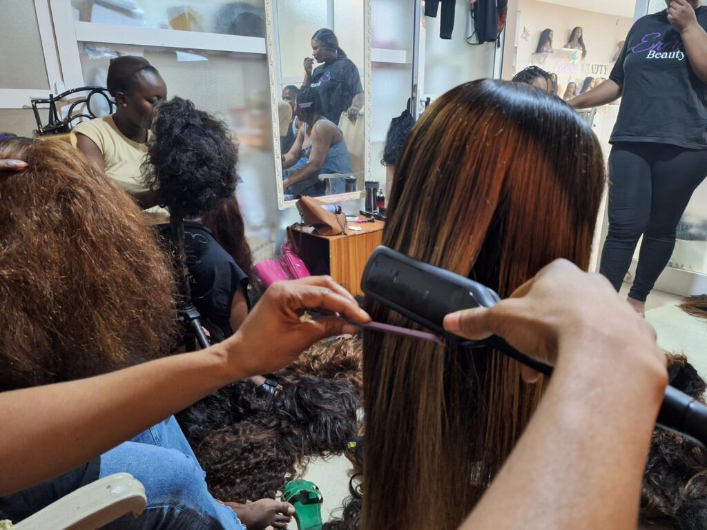 Entretien, coiffage et customisation de perruques de cheveux naturels dans le salon Enera Beauty à Dakar, 18 octobre 2023.