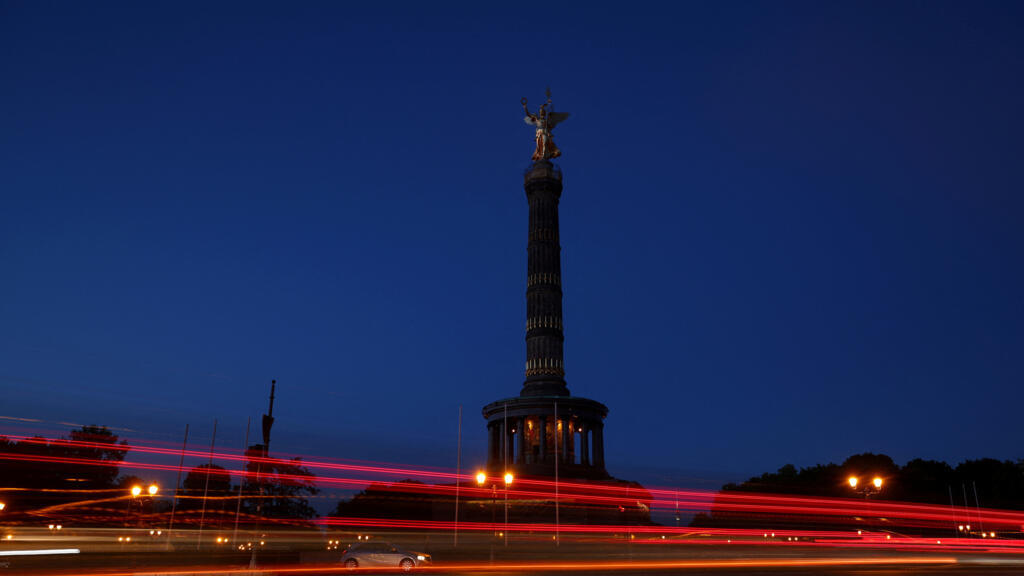 Coluna da Vitória tem iluminação reduzida para economizar energia devido à invasão russa da Ucrânia em Berlim, Alemanha, 6 de agosto de 2022.