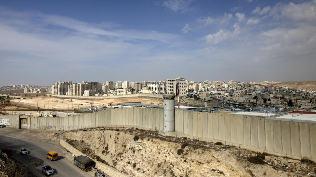 Vue d’une section du mur de séparation controversé d'Israël entre la ville de Ramallah en Cisjordanie et Jérusalem-Est, le 25 novembre 2021. (Image d'illustration)