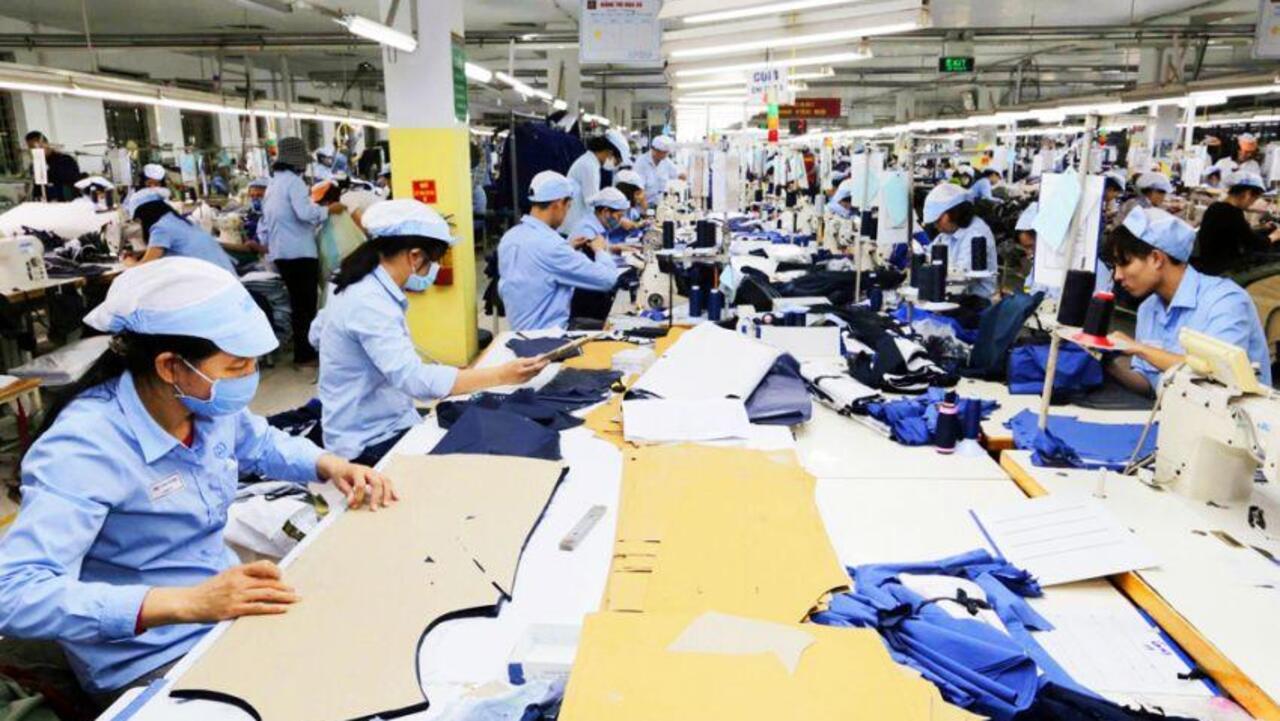 កម្មករ កម្មាការិនីកំពុងបំពេញការងារក្នុងរោងចក្រវាយនភ័ណ្ឌ