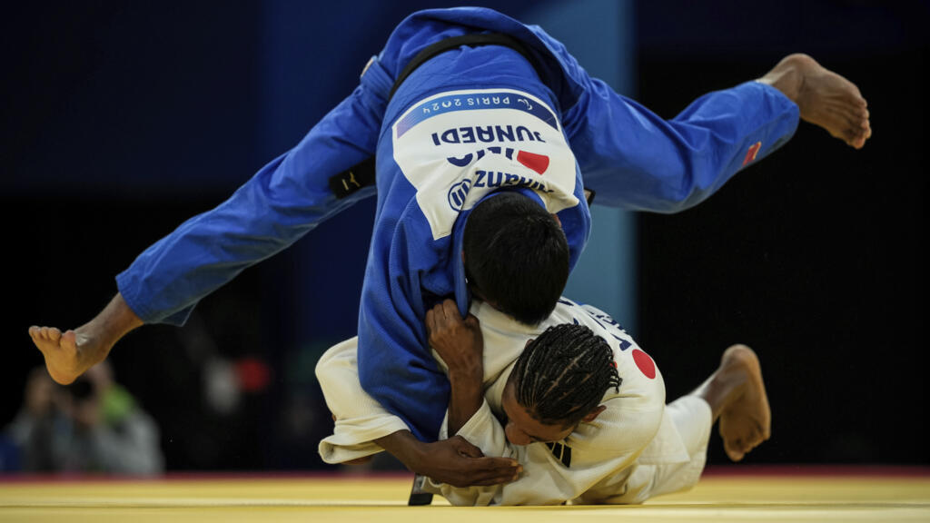 Le Portugais Miguel Vieira, en blanc, et l'Indonésien Junaedi s'affrontent lors des quarts de finale de para judo - Hommes -60 kg J1 aux Jeux Paralympiques de 2024, le jeudi 5 septembre 2024.