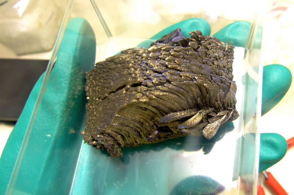 Lingot de 300g environ d'europium pur à 99,998%. Dans ce lingot, le métal est cristallin, il forme des dendrites. Le lingot est manipulé dans une boite à gants, sous atmosphère d'argon.