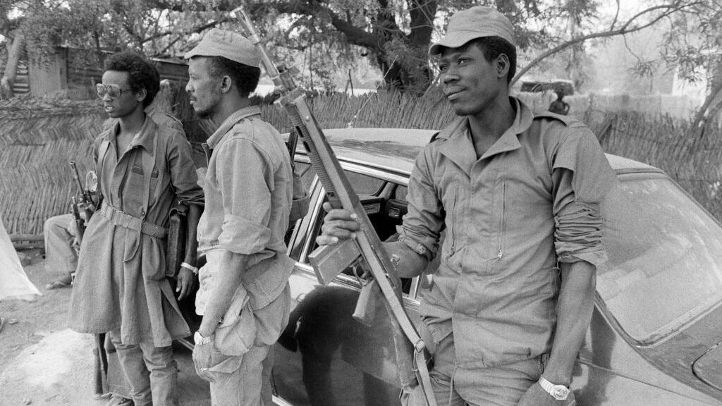 Des soldats tchadiens en patrouille, dans les rues de Ndjamena, en 1979.