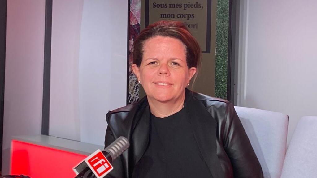 A editora e escritora Simone Paulino, nos estúdios da RFI.