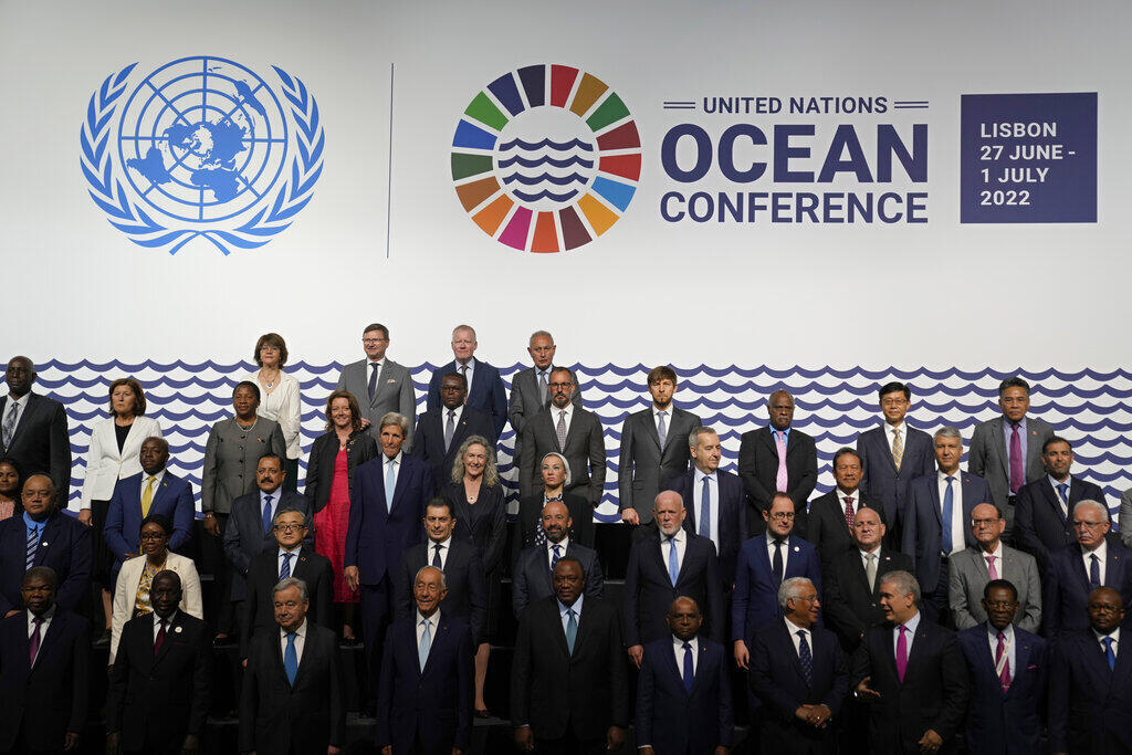 O secretário-geral da ONU, Antonio Guterres, posa para a foto junto com os participantes na abertura da Conferência do Oceano da ONU, em Lisboa. (27/06/2022)