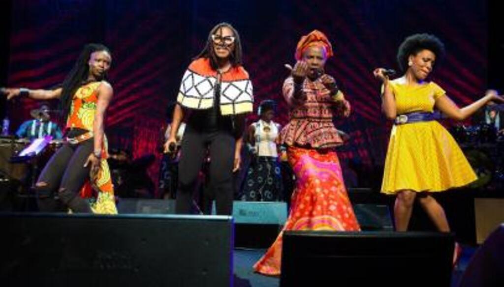Angélique Kidjo entourée de Dobet Gnahoré, Asa et Lura, à Montreux en 2016.