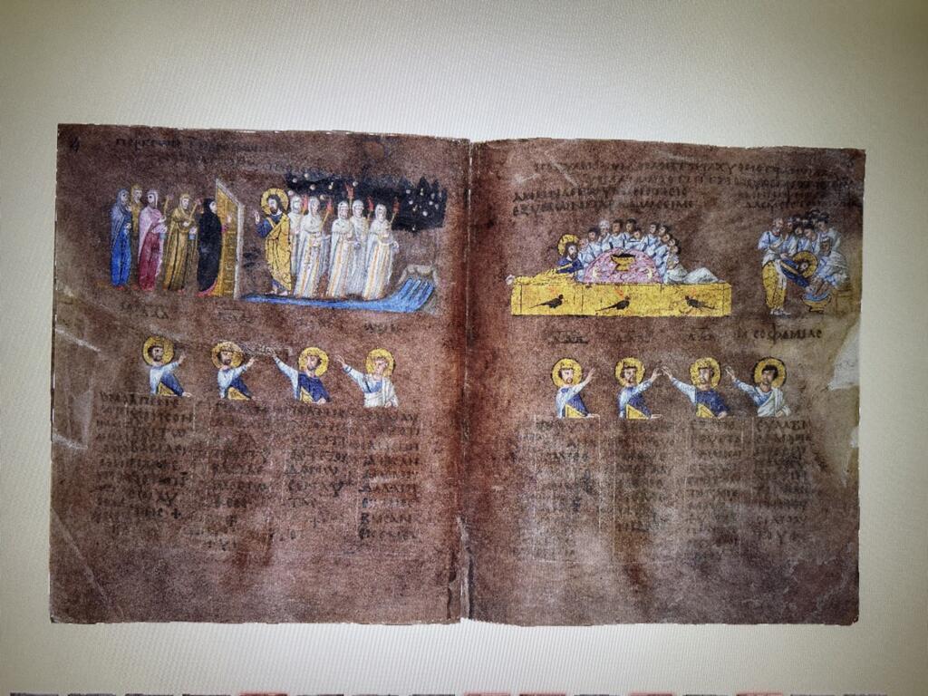 Bữa tiệc ly (bên phải và lễ rửa chân trong cuốn Phúc Âm Rossano  Codex Purpureus Rossanensis, tại Bảo tàng Giáo phận và Sách cổ (Museo Diocesano e del Codex) ở Rossano, tỉnh Cosenza, miền nam Ý, tháng 11/2025.