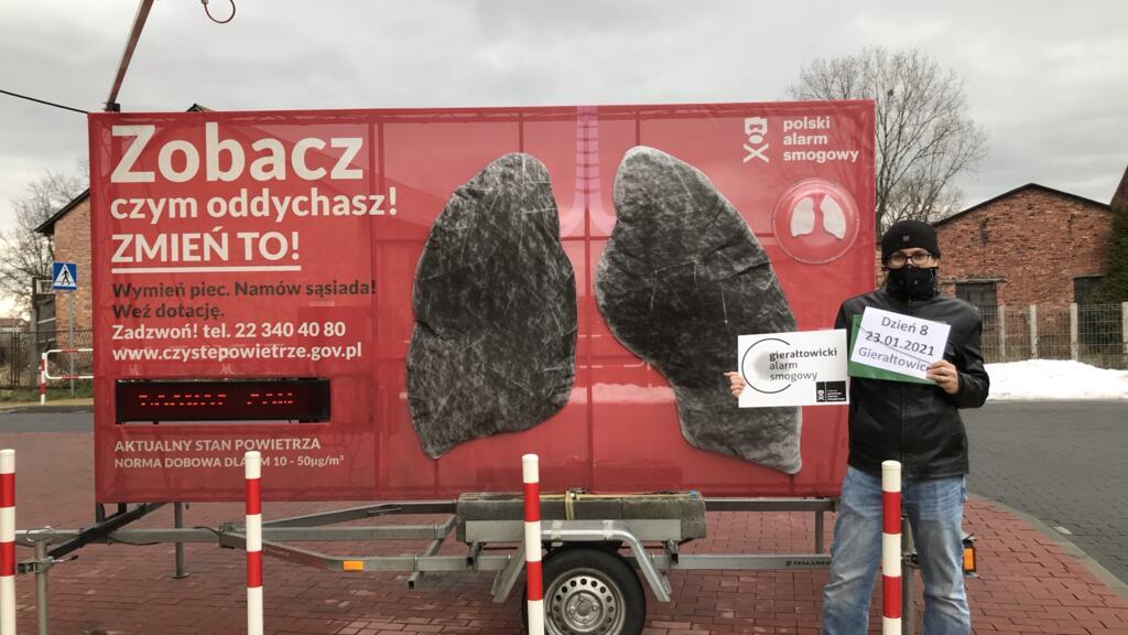 Le militant polonais Wojtek Szczypka a installé des poumons synthétiques, qui se sont noircis en quelques jours, signe de la pollution à Gieraltowice.