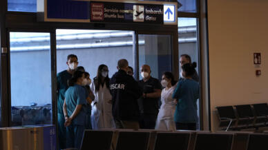 Nhân viên y tế chờ hành khách đến từ Quảng Châu, Trung Quốc trên chuyến bay của Air China, trong khu vực xét nghiệm Covid tại sân bay quốc tế Leonardo da Vinci ở Fiumicino, Roma, ngày 29/11/2022.