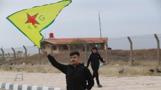 Un Kurde syrien brandit le drapeau des YPG (Unités de protection du peuple) près de l'aéroport de Qamishli, dans le nord-est de la Syrie, le 8 décembre 2024, après la chute de la capitale Damas aux mains des combattants anti-gouvernementaux. (Image d'illustration)