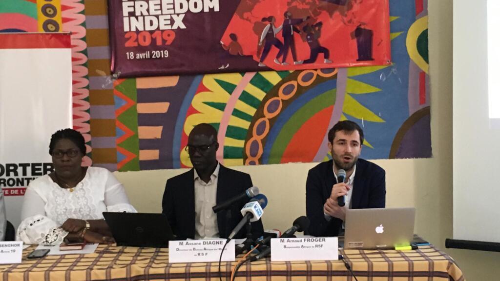 Assane Diagne, le directeur du bureau Afrique de RSF à Dakar (centre), avec Arnaud Froger, directeur Afrique de l'ONG (à dr.), le 18 avril 2019 à Dakar.