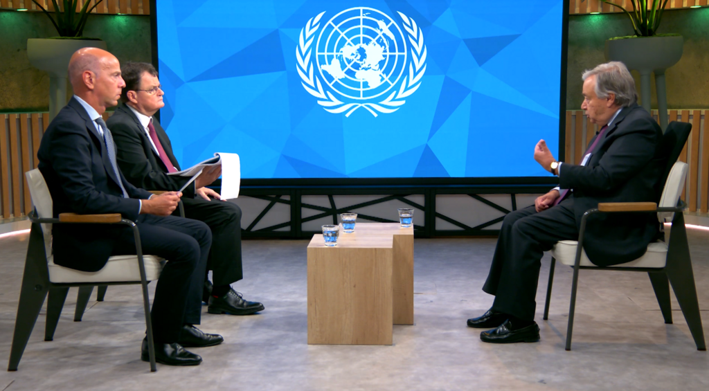 Antonio Guterres, secrétaire général de l'ONU (d.) face à Marc Perelman (France 24) et Christophe Boisbouvier (RFI). Entretien à New-York, le 17 septembre 2022.