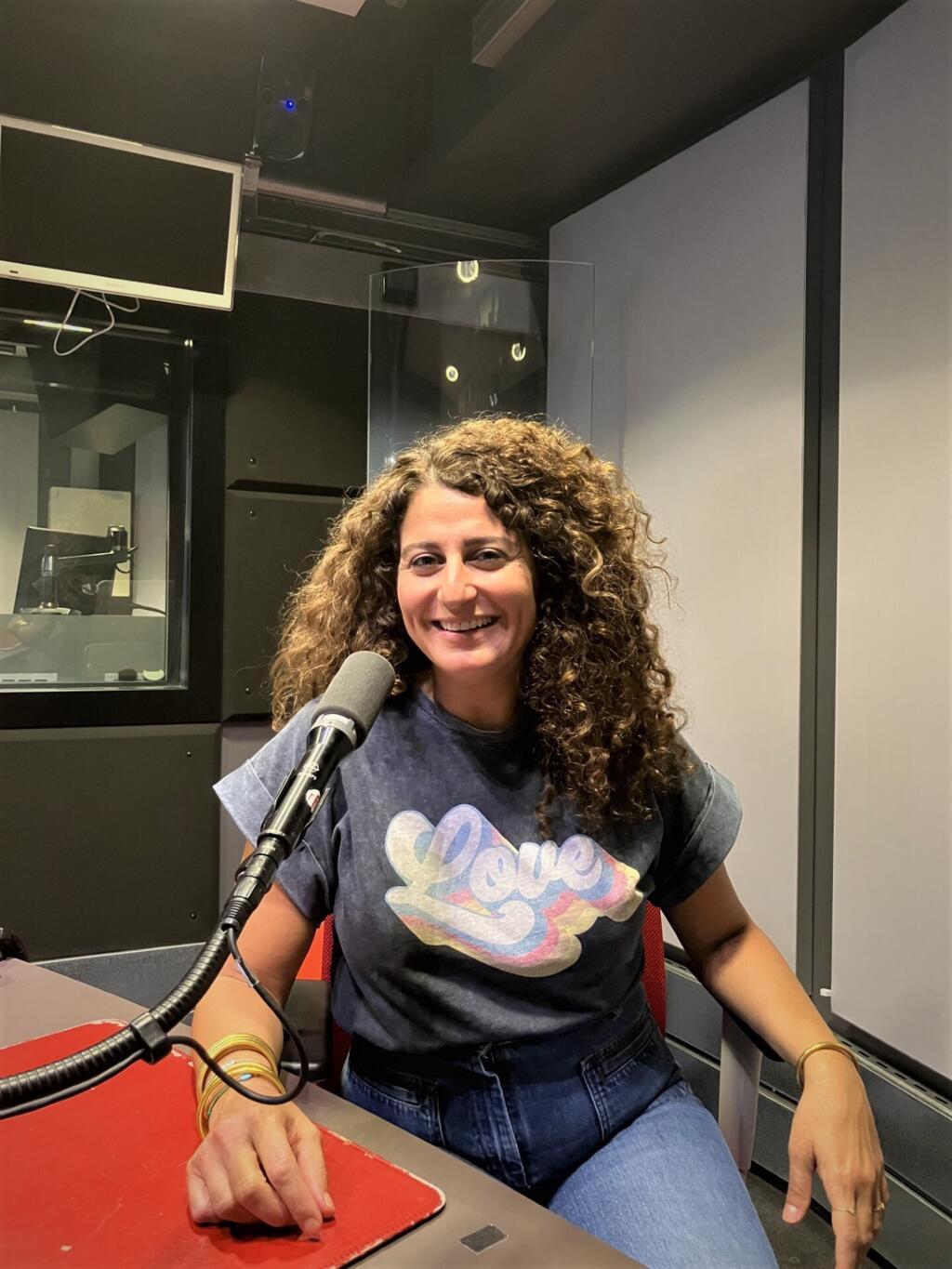 L'autrice et dessinatrice Zeina Abirached en studio à RFI (octobre 2023)