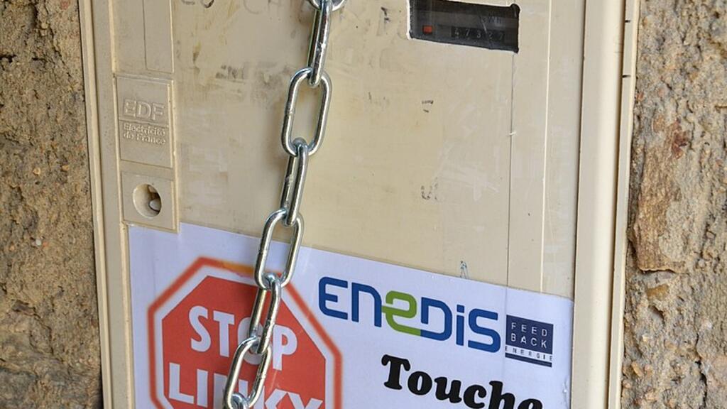 Compteur d'électricité Enedis cadenassé pour empêcher l'installation de compteurs Linky.
