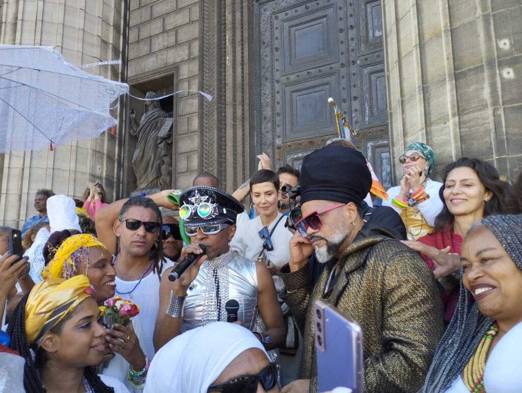 Além de Carlinhos Brown, a Lavagem da Madeleine contou com a presença de outras personalidades brasileiras, como a atriz Maria Fernanda Cândido (de vermelho) e a modelo carioca Cristina Córdula (atrás de Robertinho), conhecida do público francês e madrinha do evento.