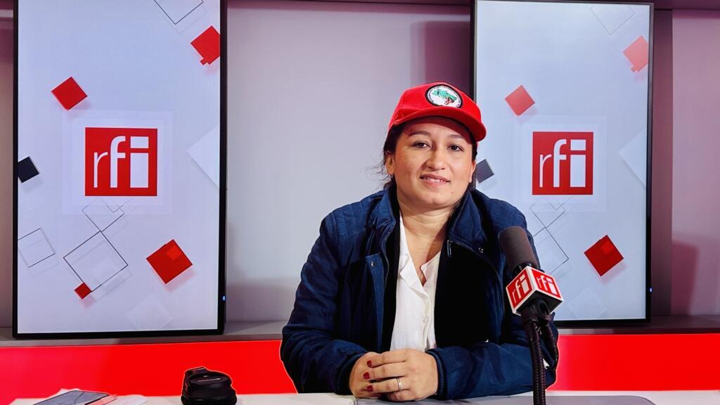 Neidinha Lopes, dirigente do MST no Ceará, nos estúdios da Rádio França Internacional, em Paris.