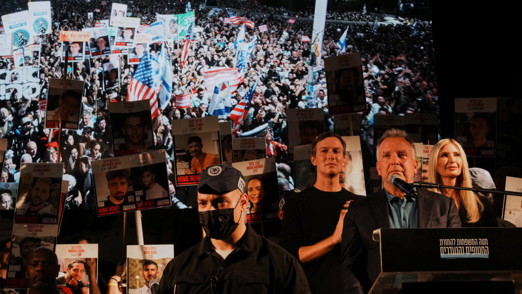 À Tel-Aviv, emplie d'un espoir fou, la place des Otages acclame les émissaires de Donald Trump