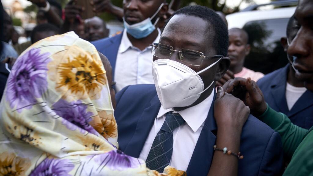 Libéré jeudi 8 octobre par ses ravisseurs, Soumaïla Cissé, leader de l'URD, est salué par ses proches à son arrivée à son domicile de Bamako le 9 octobre.