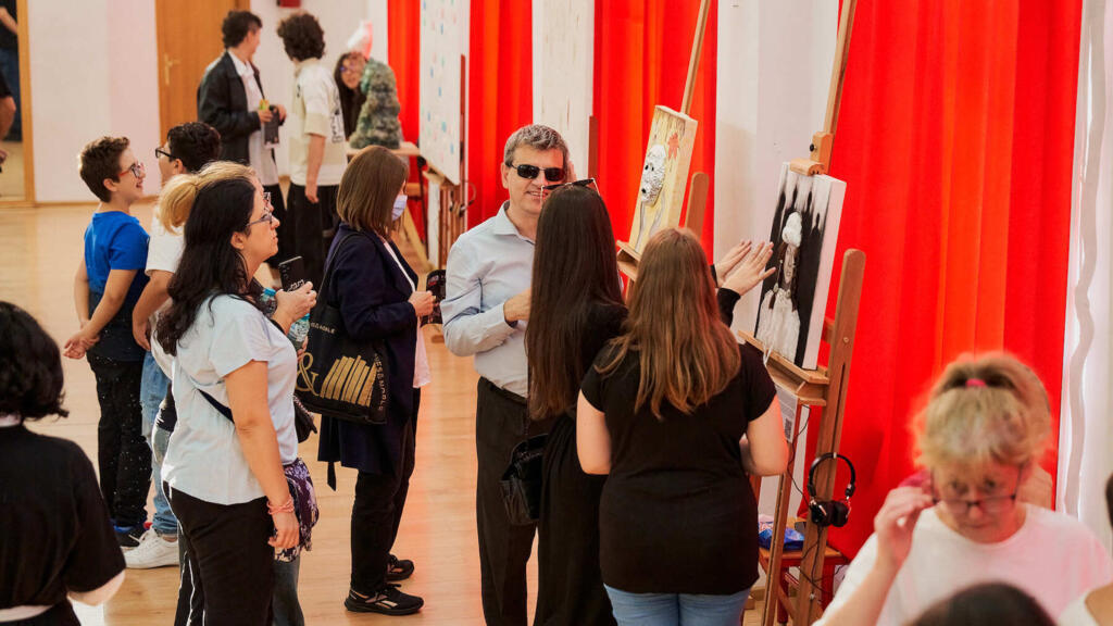 „Blind Eight” continuă seria proiectelor multisenzoriale începute în 2018 la Celula de Artă, la inițiativa lui Daniel Loagăr – o explorare a procesului de creație „în absența vederii”.