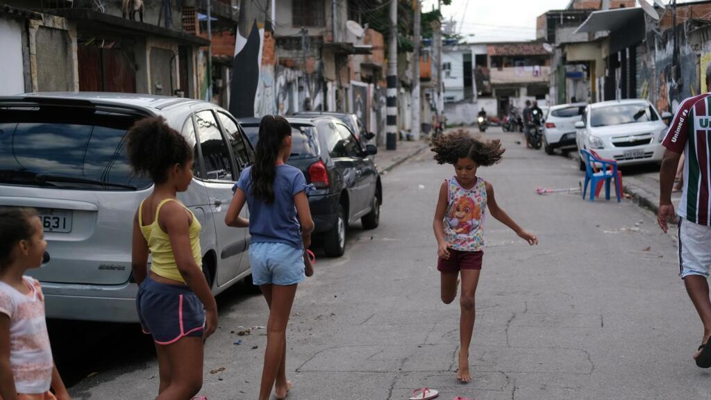 Des enfants jouent dans la rue d'une favela de Rio de Janeiro malgré la crise du coronavirus , le 22 mars 2020.