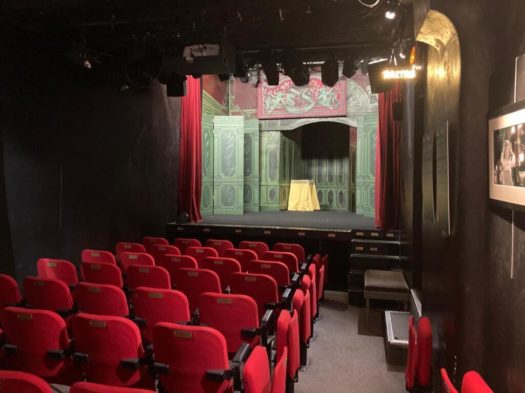 Dans la salle du théâtre de la Huchette, à Paris, où les pièces d'Eugène Ionesco sont jouées depuis 1957.