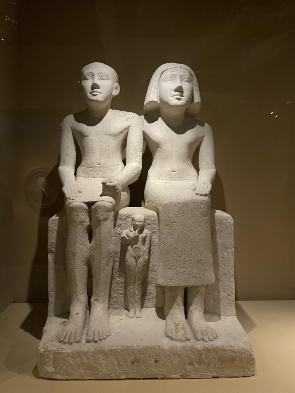 Estátua de família, Egito (2620-2500 AC), da coleção do Louvre, na mostra "Cabelos e Pelos", em Paris, 2/6/23.