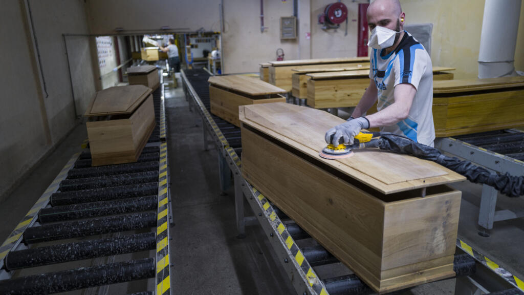 «Un défunt est un produit marchand»: un livre-enquête dissèque le business des pompes funèbres en France