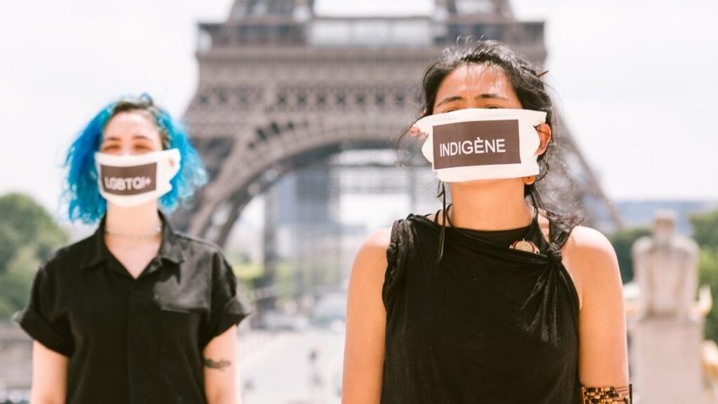 Performance ‘Génocide’, realizado pelos coletivos Alerte France Brésil/Md18, em parceria com Liliane Mutti e Ubuntu Collectif Audiovisuel, no Trocadéro, centro de Paris, em 12 de junho de 2020. Foto de Liliane Mutti.