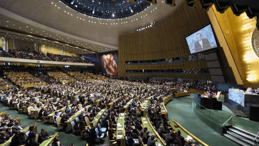кискасында әдемі тесіктері бар арық әже
