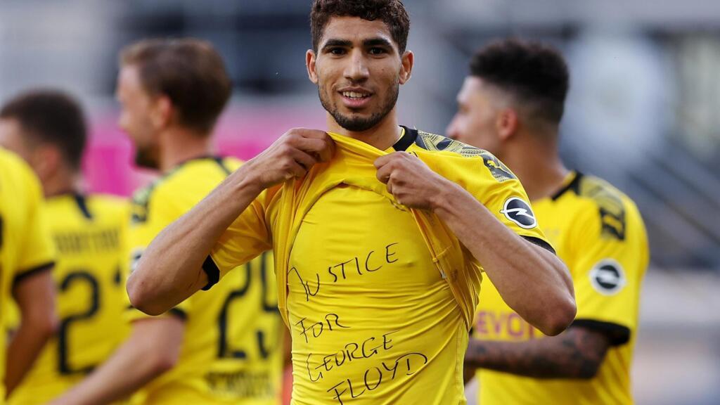 Achraf Hakimi (Dortmund) montre son maillot sur lequel est inscrit "Justice for George Floyd", le 31 mai 2020.