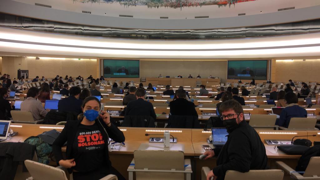 Deputada Fernanda Melchionna ao lado do eurodeputado Miguel Urban em reunião do Conselho de Direitos Humanos da ONU que trata do Tratado Vinculante para responsabilizar as transnacionais que violam direitos