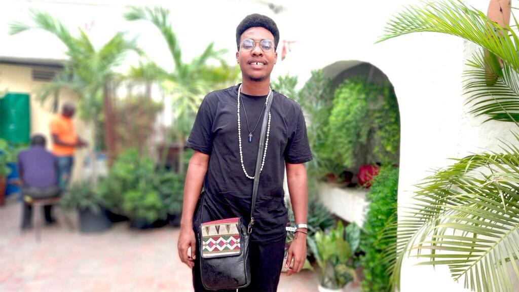 L'artiste haïtien Kabysh posant à l'Alliance française du Cap-Haïtien.