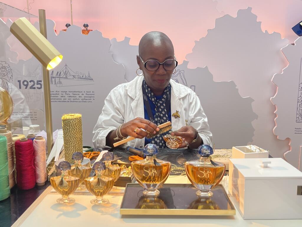 Didy Duchesme, artesã da perfumaria Guerlain. Em Paris, em 3 de outubro de 2025.