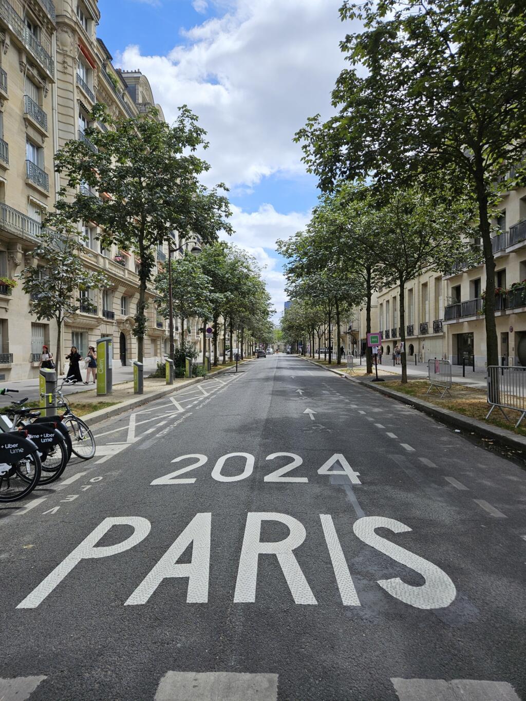 Uma das ruas da "zona vermelha", com circulação de veículos proibida, na região da torre Eiffel, no oeste de Paris, em 22 de julho de 2024.