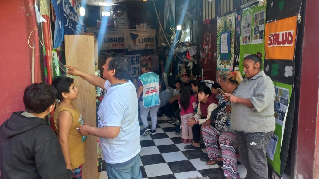 Dans le quartier Villa 31, à la soupe populaire tenue à bout de bras par Viviana Rodriguez, les enfants sont pesés et mesurés pour calculer leur IMC et identifier lesquels souffrent de malnutrition infantile.