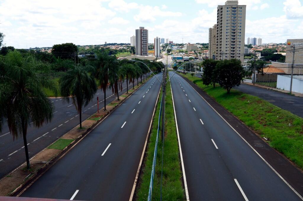 Ruas vazias da cidade de Araraquara (SP), que enfrentou um lockdown rigoroso em fevereiro de 2021, quando transportes públicos foram parados e supermercados, fechados.