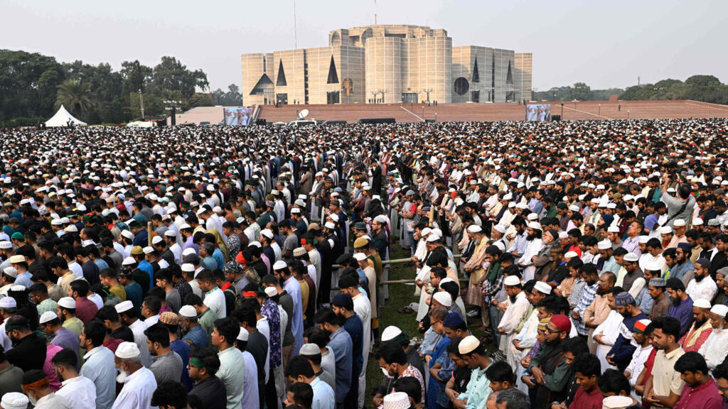 Bangladesh: foule immense aux funérailles du leader étudiant assassiné