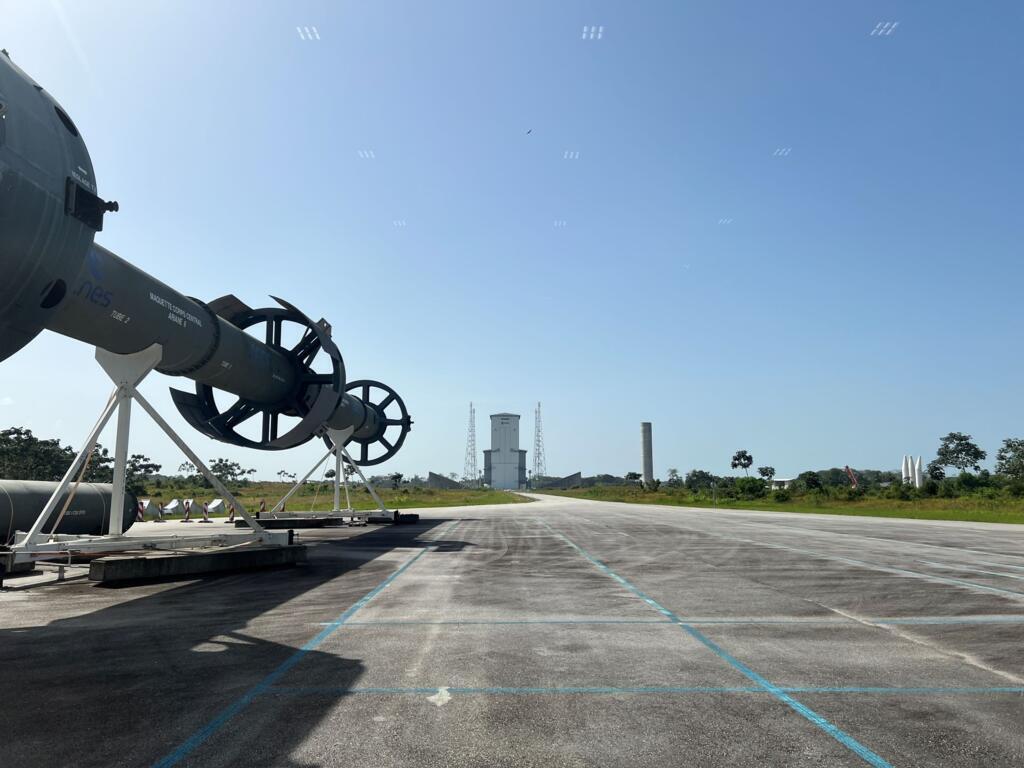 En arrière-plan, le portique vertical d'Ariane 6 abrite la fusée jusqu'à son lancement. Haut de 90 mètres, il est amovible et sera retiré peu avant le décollage de la fusée.