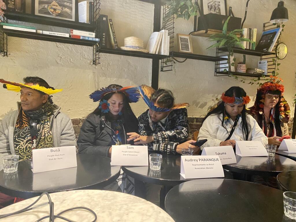 "Arco, flecha e telefone" são as armas dos indígenas para denunciar crimes contra seus territórios, afirmam.