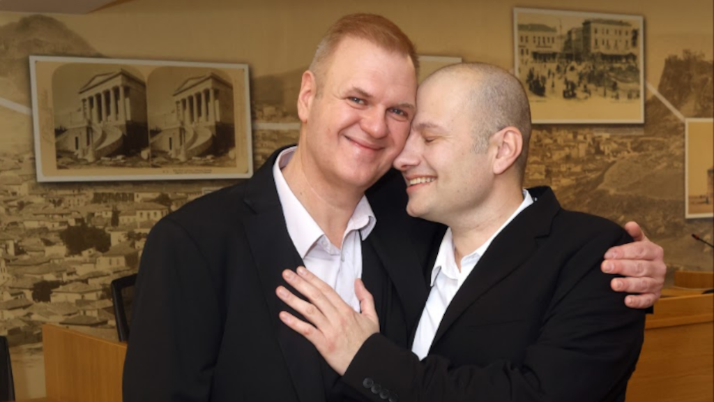 Photo de mariage de Stavros Gavrilia (à gauche) et son compagnon, premier couple gay à s'être mariés en Grèce.