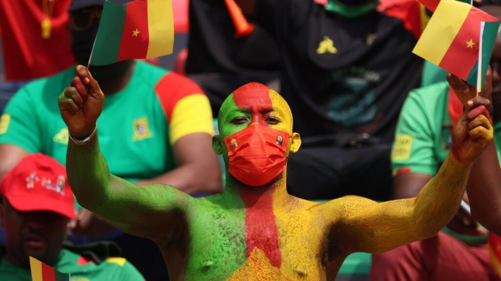 Un supporter aux couleurs du drapeau camerounais dans le stade de Yaoundé, le 9 janvier pour le premier match de la CAN 2022.