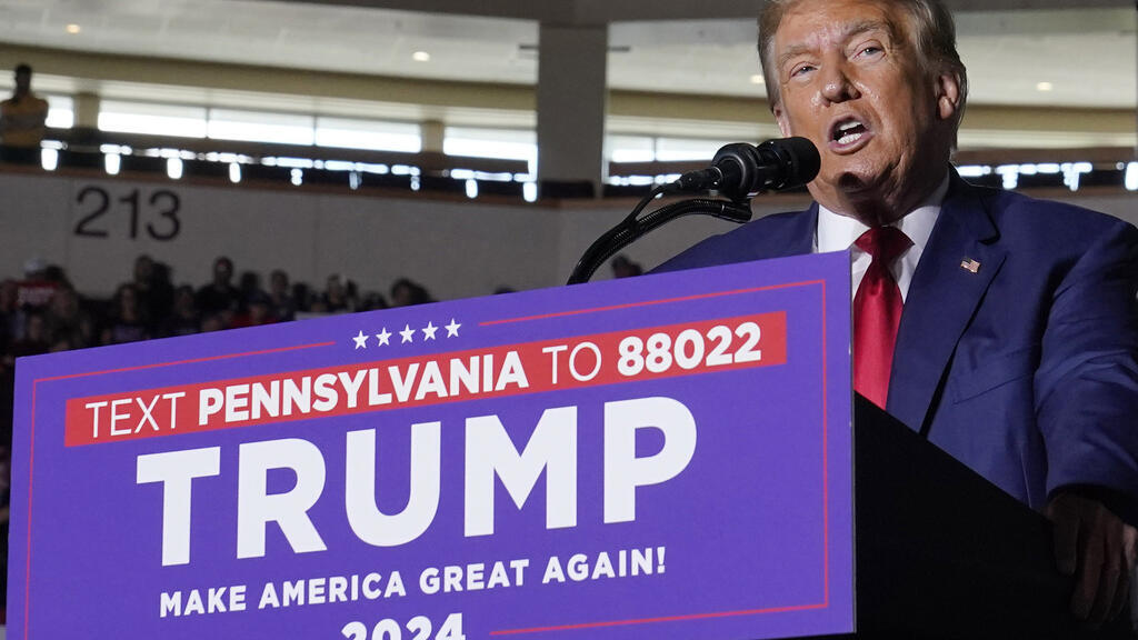 Apesar de erros grotescos de política externa, o ex-presidente Donald Trump se mantém popular entre americanos de baixa escolaridade, baixa renda e suscetíveis à desinformação.