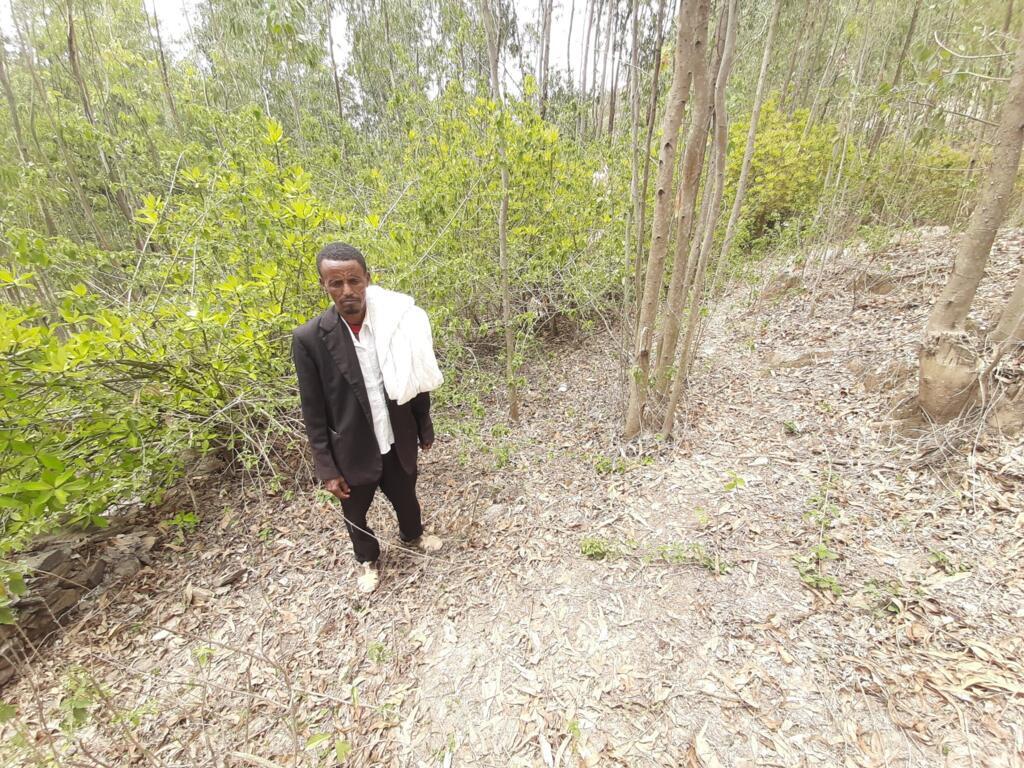 Aregawi Giday sur les lieux où ont été exécutées 23 personnes Il a par miracle échappé au peloton d’exécution. Un moment qui le hante encore aujourd’hui.