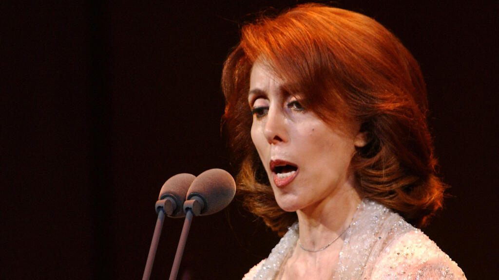 La chanteuse libanaise Fayrouz sur scène, salle Pleyel, à Paris en 2002.