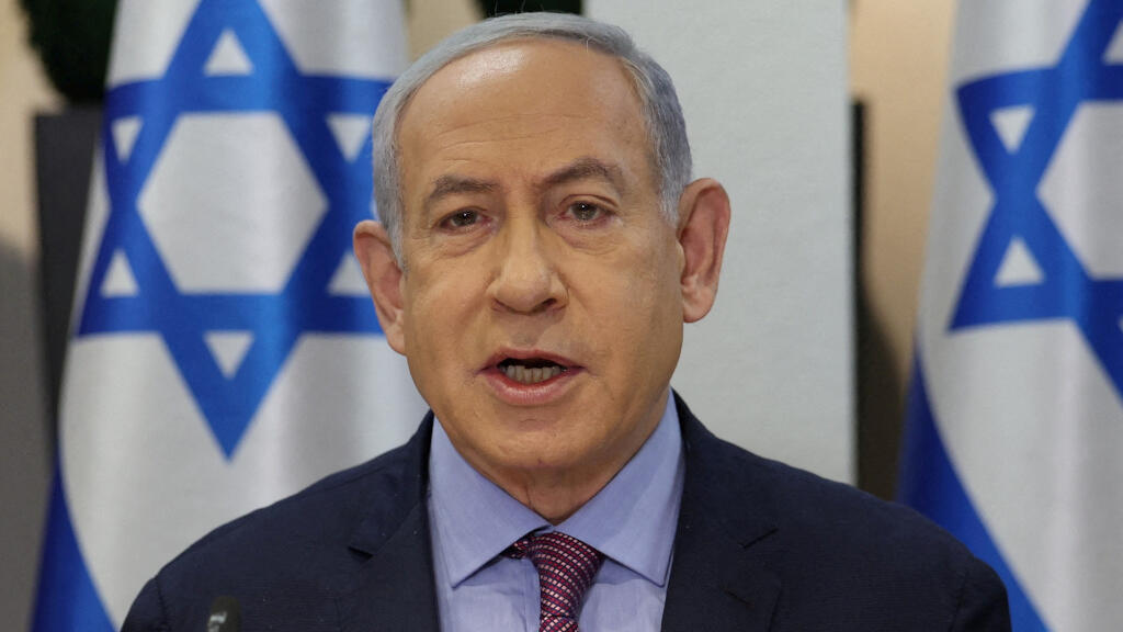 Le Premier ministre israélien Benjamin Netanyahu assiste à la réunion hebdomadaire du cabinet à la base militaire de Kirya à Tel Aviv, Israël, le 31 décembre 2023.
