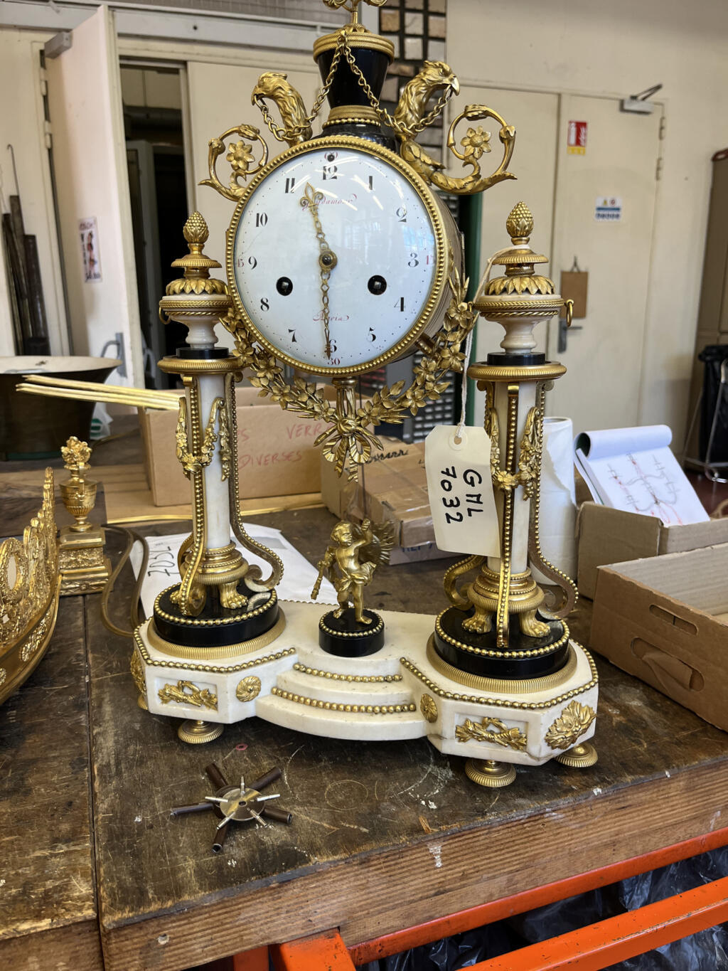 Horloge à l'atelier Lustrerie-Bronze au Mobilier national